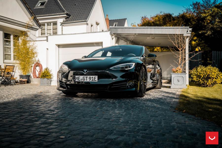  Tesla Model S on Vossen Wheels (VFS-2) 2018 года  (фото 21 из 43)